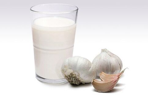 Milch und Knoblauch zur Entfernung von Parasiten